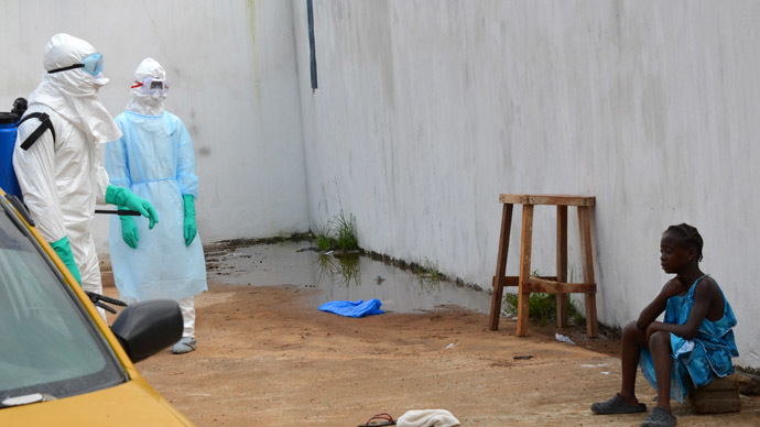 Un equipo de médicos cubanos atiende a enfermos de ébola en un centro en Sierra Leona (Fotografía: AFP)