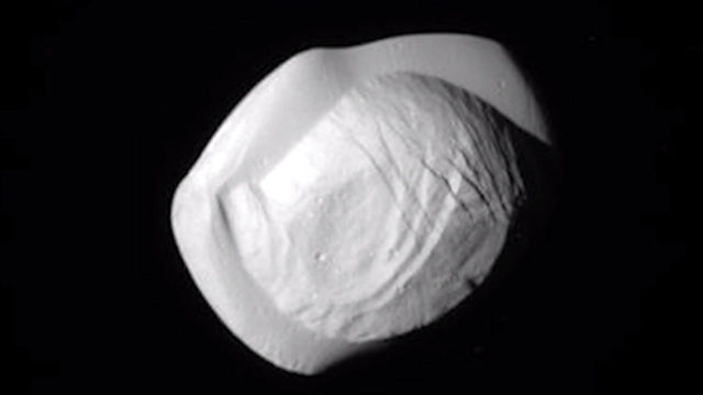 Parece un ravioli gigante, pero es una luna de Saturno [FOTO]