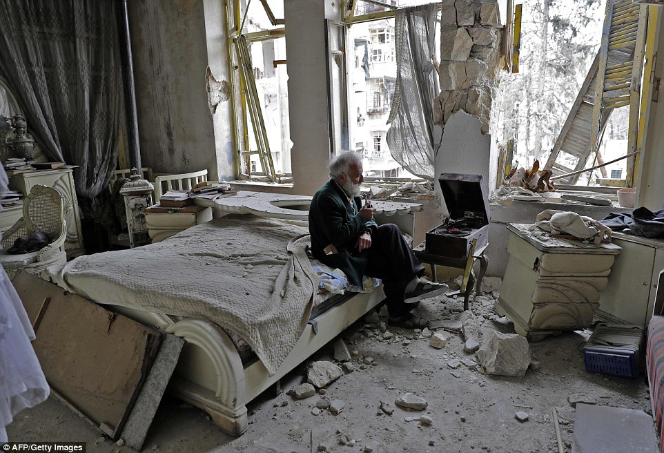 Escuchando un tocadiscos en su casa destrozada de Aleppo