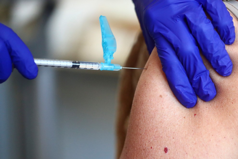 Demostrado fuera del laboratorio: las vacunas funcionan con la variante más preocupante del virus