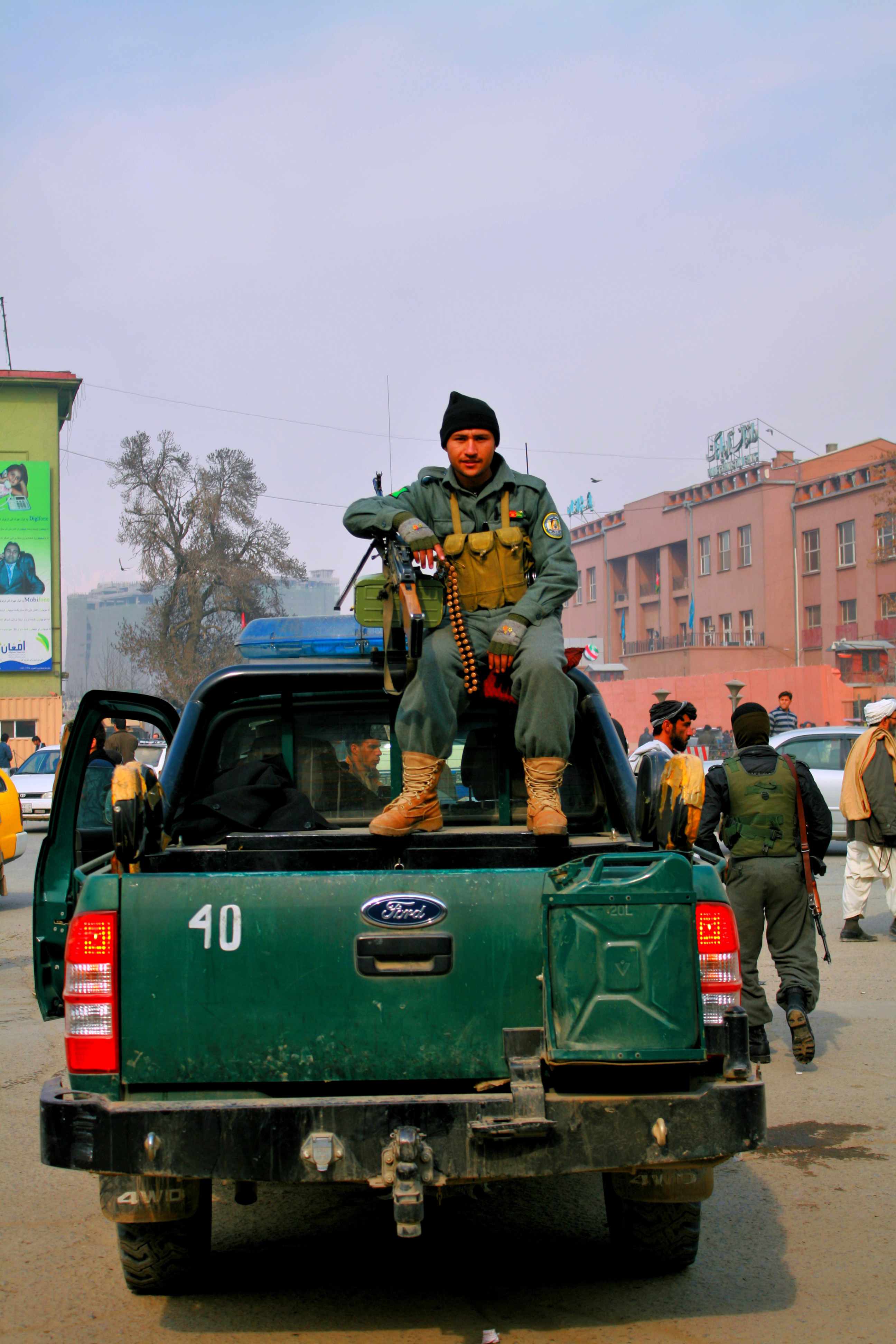 soldado-afgano-montando-guardia-en-el-centro-de-kabul.jpg