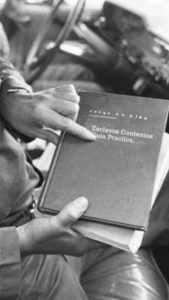 La foto falsa de Fidel Castro con un libro titulado "Esclavos Contentos Guia Practica."