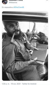 La foto falsa de Fidel Castro con un libro titulado "Esclavos Contentos Guia Practica."