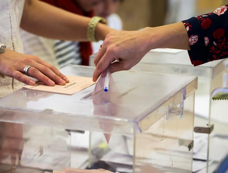 Una mujer deposita su voto en una urna de un colegio electoral. EFE