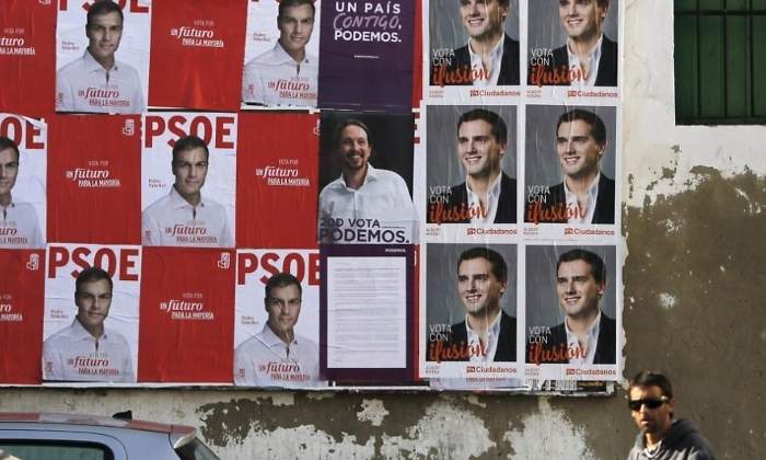 Carteles de propaganda de los partidos en una campaña electoral. REUTERS