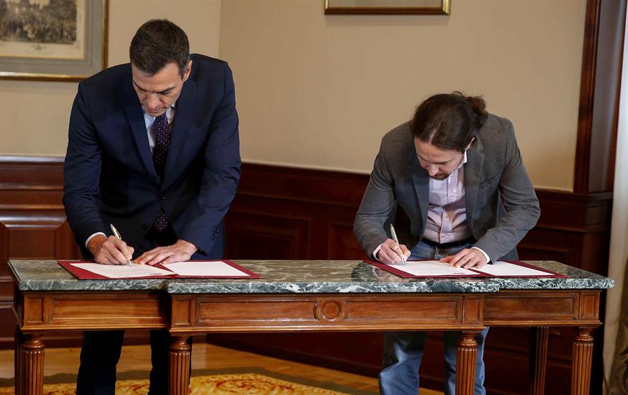 El presidente del Gobierno español en funciones, el socialista Pedro Sánchez, y el líder de Podemos, Pablo Iglesias, durante la firma en el Congreso de los Diputados de un acuerdo para la formación de un Ejecutivo de coalición. EFE/Paco Campos