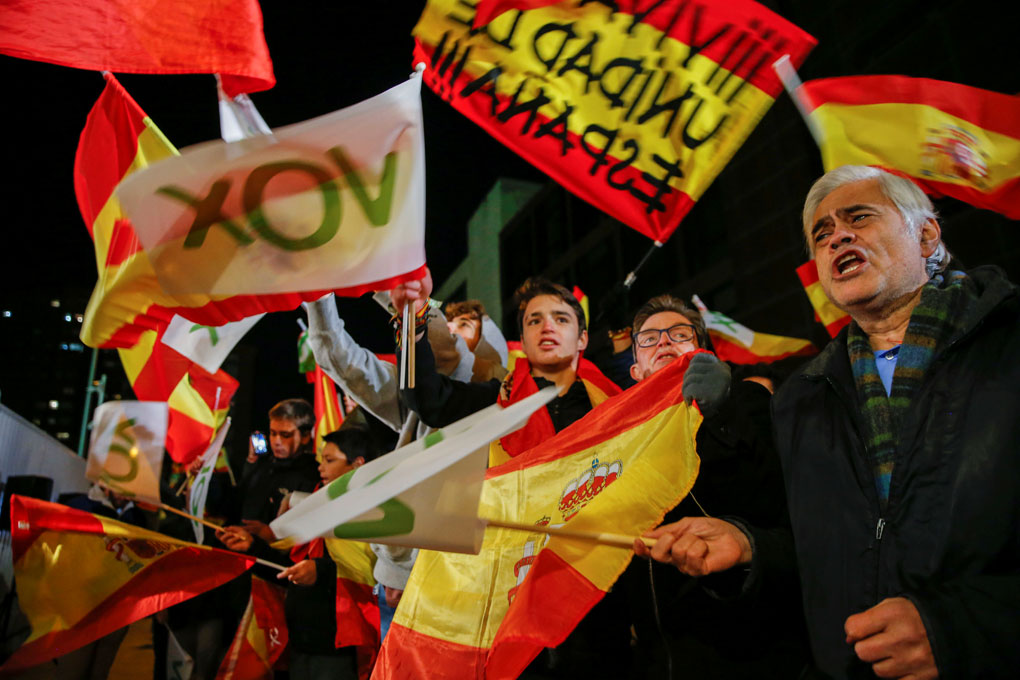 Seguidores de Vox, enla noche electoral del 10-N, en el exterior de la sede de partido de ultraderecha. REUTERS/Susana Vera