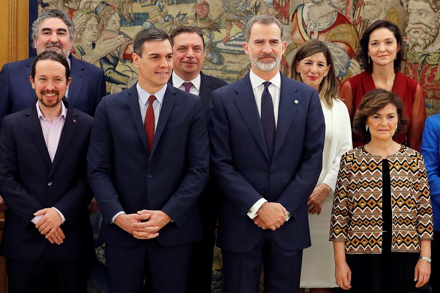 El rey Felipe VI, el presidente del Gobierno, Pedro Sánchez, y los vicepresidentes del Gobierno Carmen Calvo y Pablo Iglesias, entre otros, durante el acto de toma de posesión del nuevo Ejecutivo en el Palacio de la Zarzuela. EFE/Chema Moya