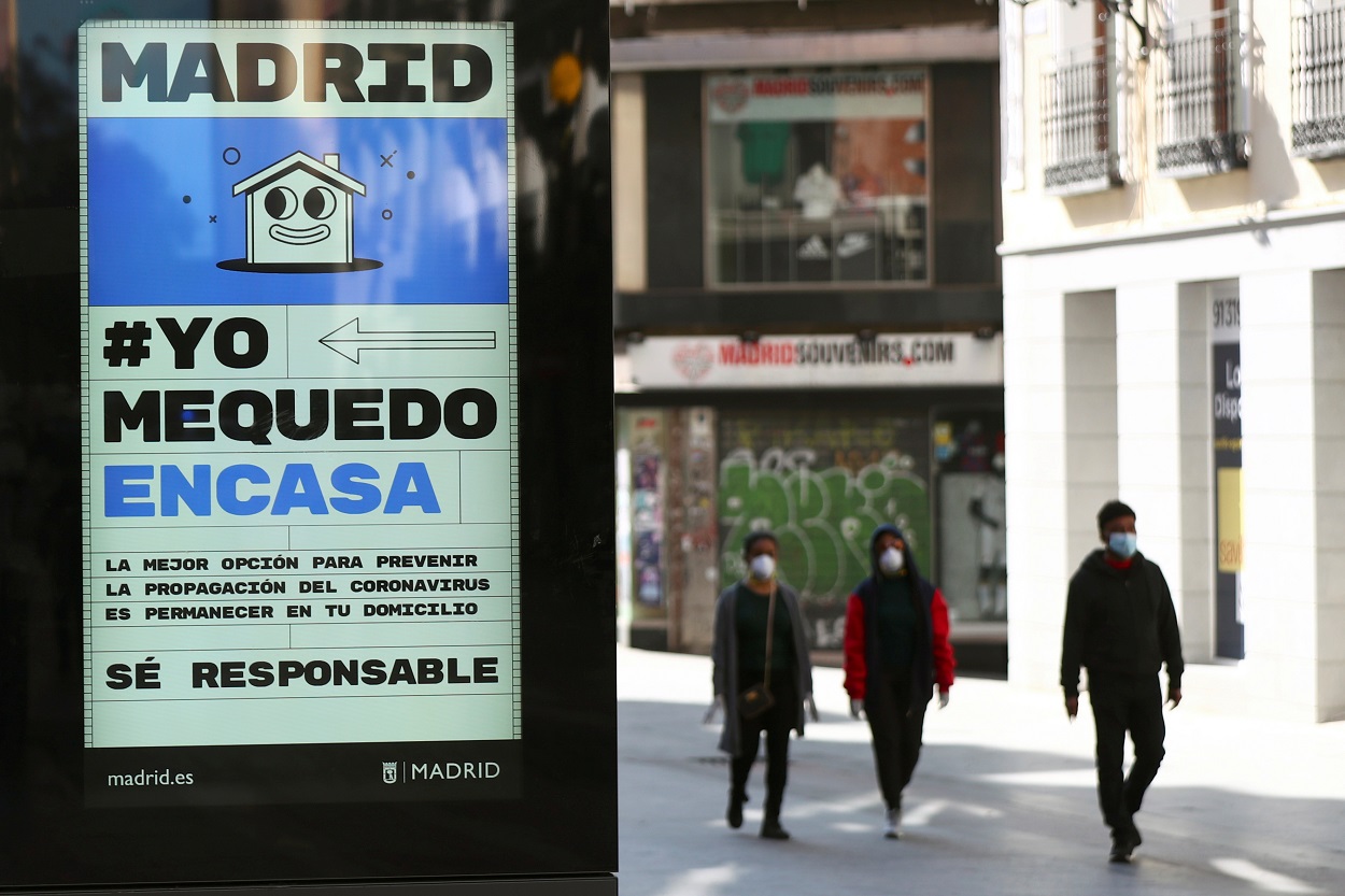 Un anuncio que aconseja a las personas ser responsables y quedarse en casa en la casi vacía calle de Preciados de Madrid, una de las vías más comerciales de la capital. REUTERS / Sergio Perez