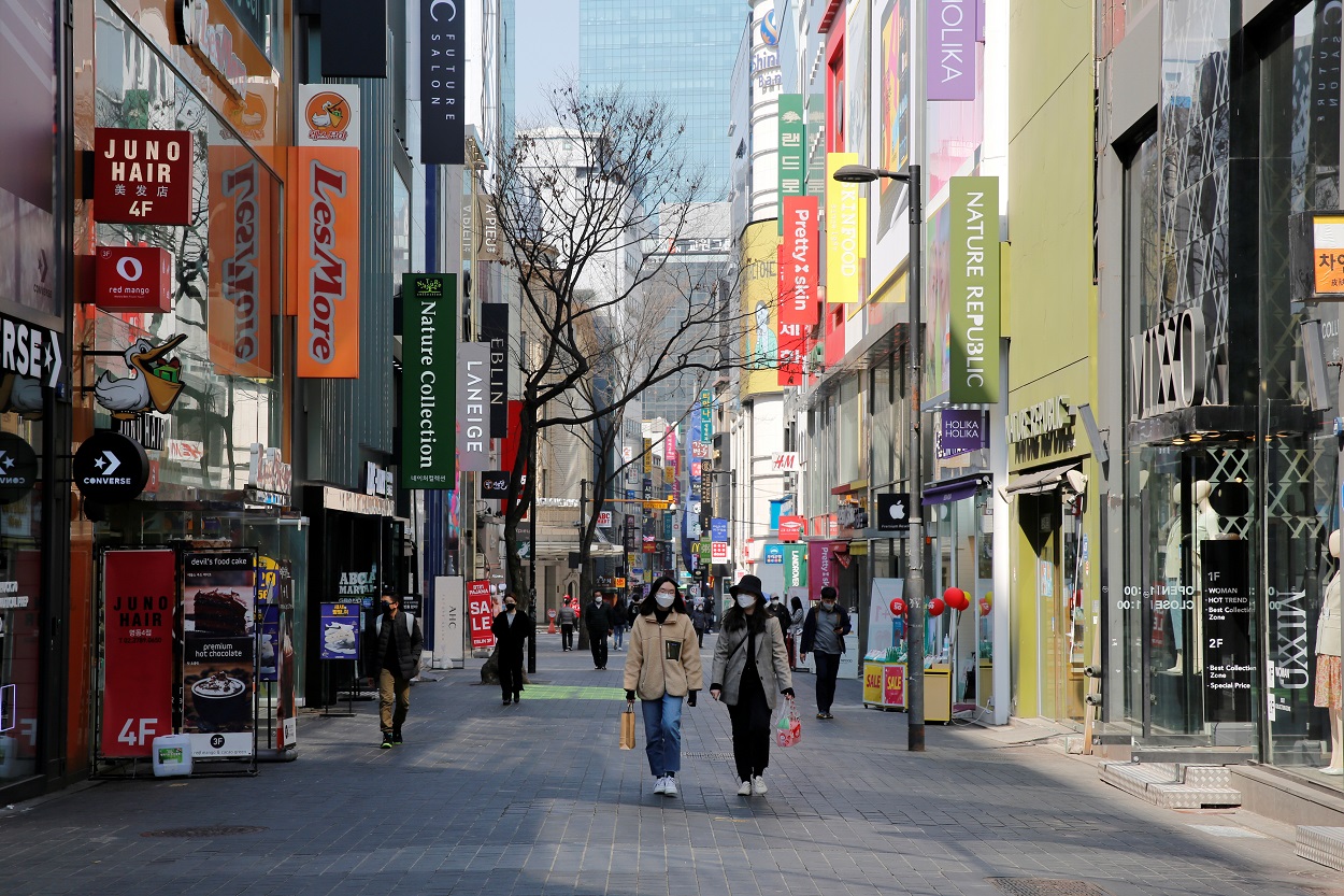 Personas con mascarilla paseando por el distrito comercial de Seúl (Corea del Sur). REUTERS/Heo Ran