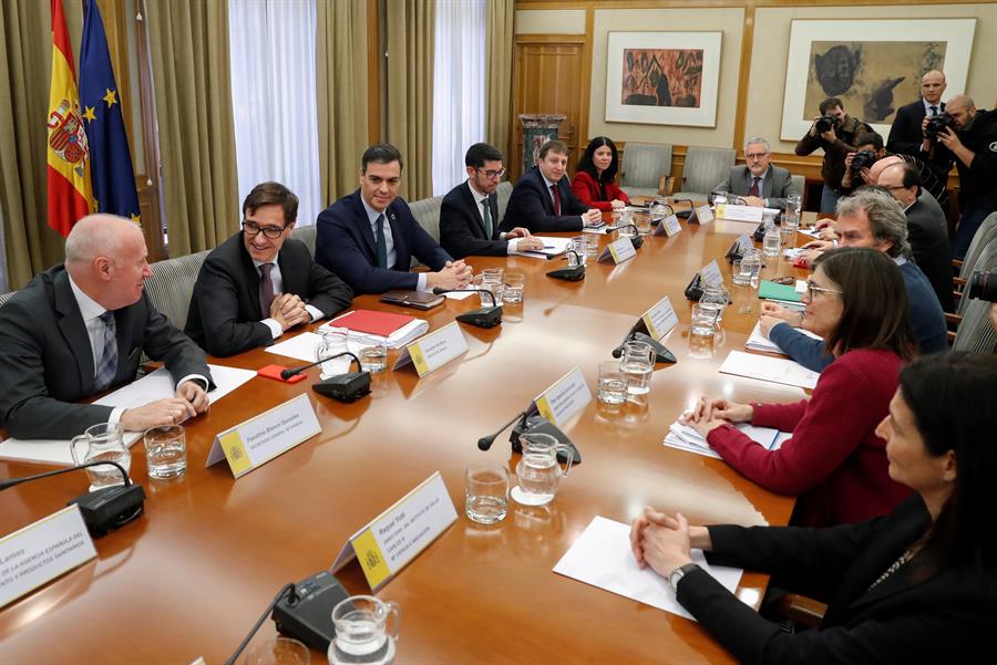 El presidente del Gobierno, Pedro Sánchez, acompañado por el ministro de Sanidad, Salvador Illa, preside la reunión de seguimiento del coronavirus, en la sede del Ministerio de Sanidad. EFE/J.J. Guillén