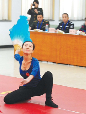 Una joven china pasa prueba de selección para entrar en el Ejército (China Daily)