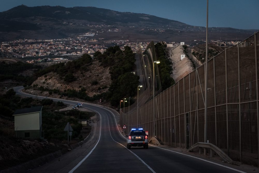 Una patrulla de la Guardia Civil recorre la valla de Melilla. Foto: Ignacio Marín / Fundación porCausa.