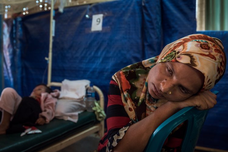Una mujer acompaña a su hija de 4 años ingresada con sarampión en la clínica de Médicos Sin Fronteras de Jamtoli. Debido a la negación de atención sanitaria a la comunidad rohingya en Myanmar, la mayoría de los niños no están vacunados, por lo que un brote de sarampión o rubeola puede tener consecuencias muy graves. Foto: Ignacio Marín.