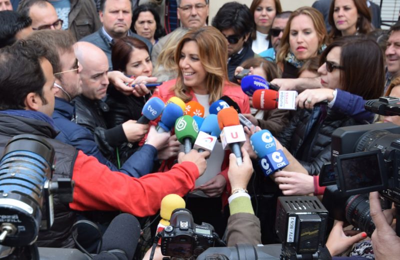 Susana Díaz, presidenta de la Junta de Andalucía, con varios medios de comunicación en 2015. Foto: PSOE de Andalucía.