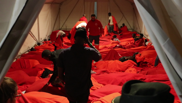 Migrantes durmiendo en la carpa de Cruz Roja. Foto: Andrei Stefan Balog.