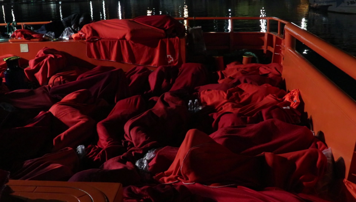 Migrantes durmiendo en la cubierta de la Guardamar Polimnia el pasado 25 de octubre. Foto: Andrei Stefan Balog.