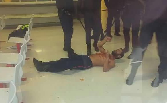 La policía reprime una protesta de los migrantes internos en la cárcel de Archidona. Foto: EntreFronteras.