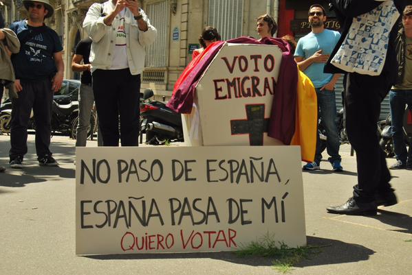 Protesta contra el 'voto rogado' frente a la Embajada de España en Francia (2015). Foto: Marea Granate.