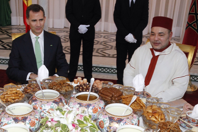 El rey de España, Felipe VI, y su homólogo marroquí, Mohamed VI, durante una cena en un viaje oficial a Marruecos (2014). Foto: Casa de S.M. el Rey. / Borja Fotógrafos.