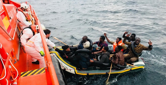 La tripulación de la Salvamar Arcturus rescata a varias personas de una patera a ocho millas al suroeste de Tarifa. Foto: Salvamento Marítimo.