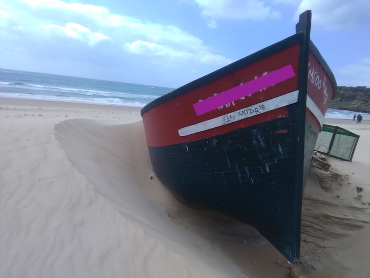 Barca varada en una playa de Bolonia (Cádiz). Foto: Pilar Lucía López.