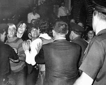 Enfrentamientos entre la policía y los manifestantes frente al Stonewall Inn (junio de 1969). Foto: Joseph Ambrosini.