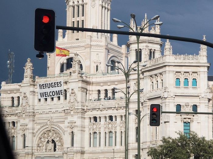 Cartel dando la bienvenida a los refugiados en el Ayuntamiento de Madrid. Foto: Allan Leonard (2017)