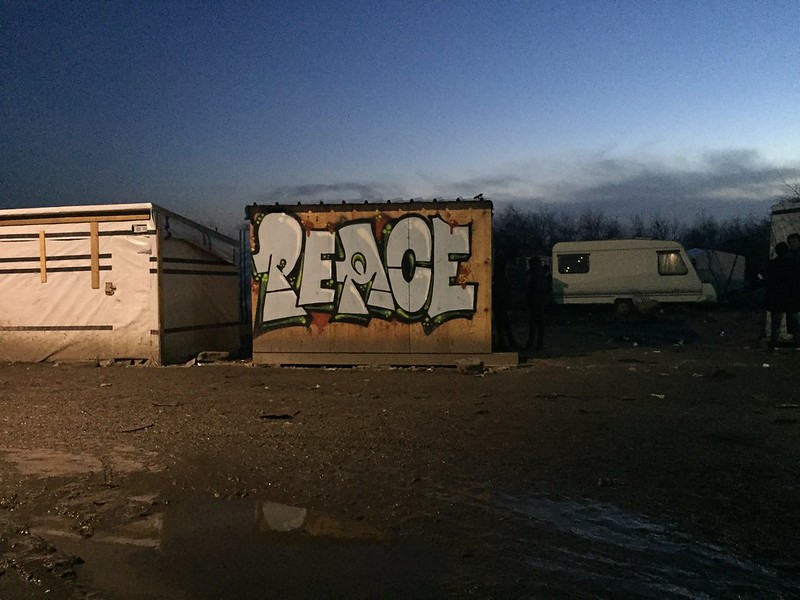 'Paz'. Graffiti en las inmediaciones de la 'jungla de Calais'. Foto: Malachybrowne / CC BY 2.0