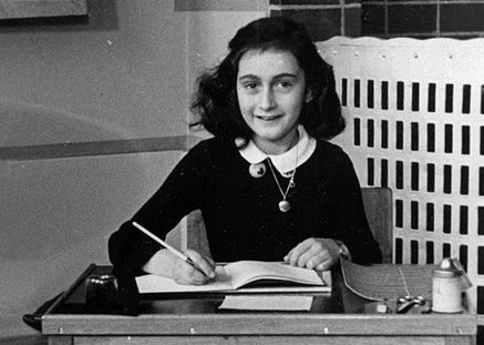Anna Frank fotografiada en su escuela en 1940
