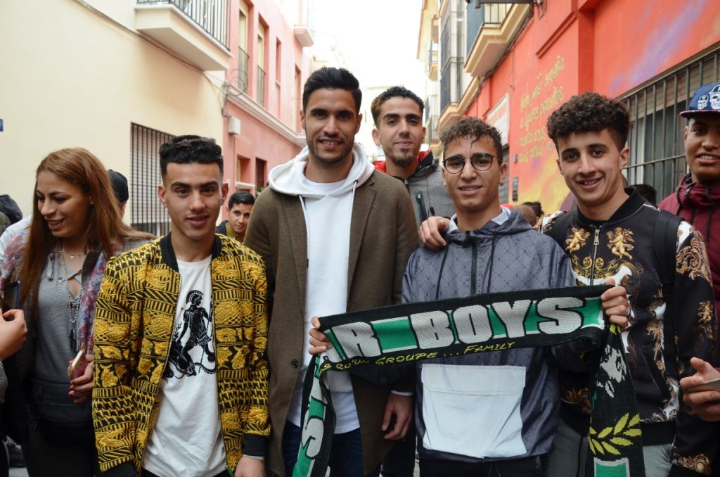 Munir Mohamedi con varios de los chicos / Asociación Marroquí