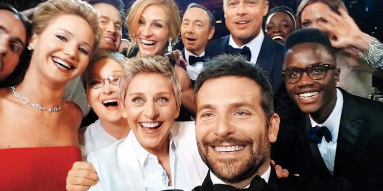Selfie tomado por Bradley Cooper en los Oscars (2018).