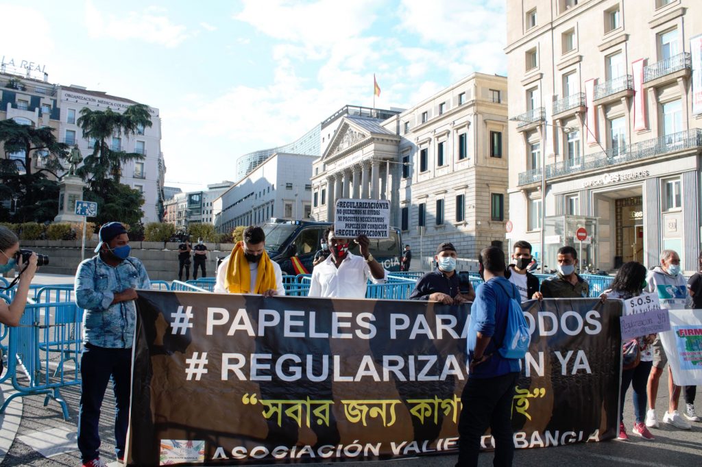 Extensión de pancartas con el lema #PapelesParaTodos y #RegularizaciónYa frente al Congreso. Foto: Ana Rojas.