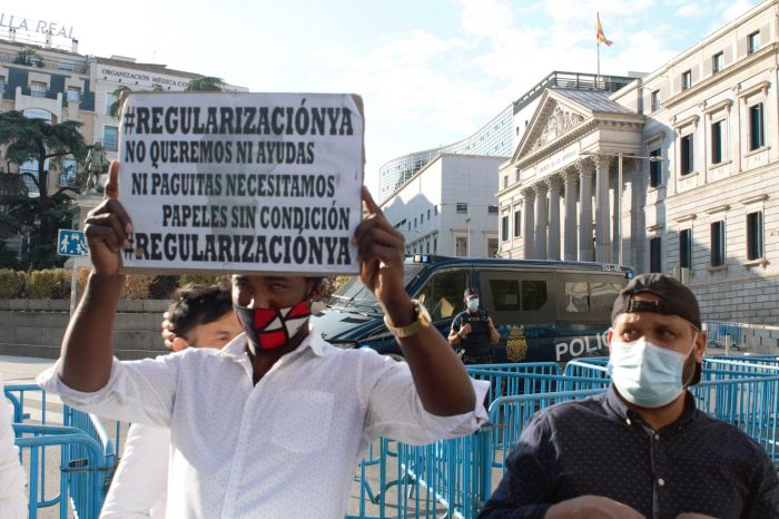 Alzamiento de pancartas frente al Congreso durante la sesión plenaria. Foto: Ana Rojas.