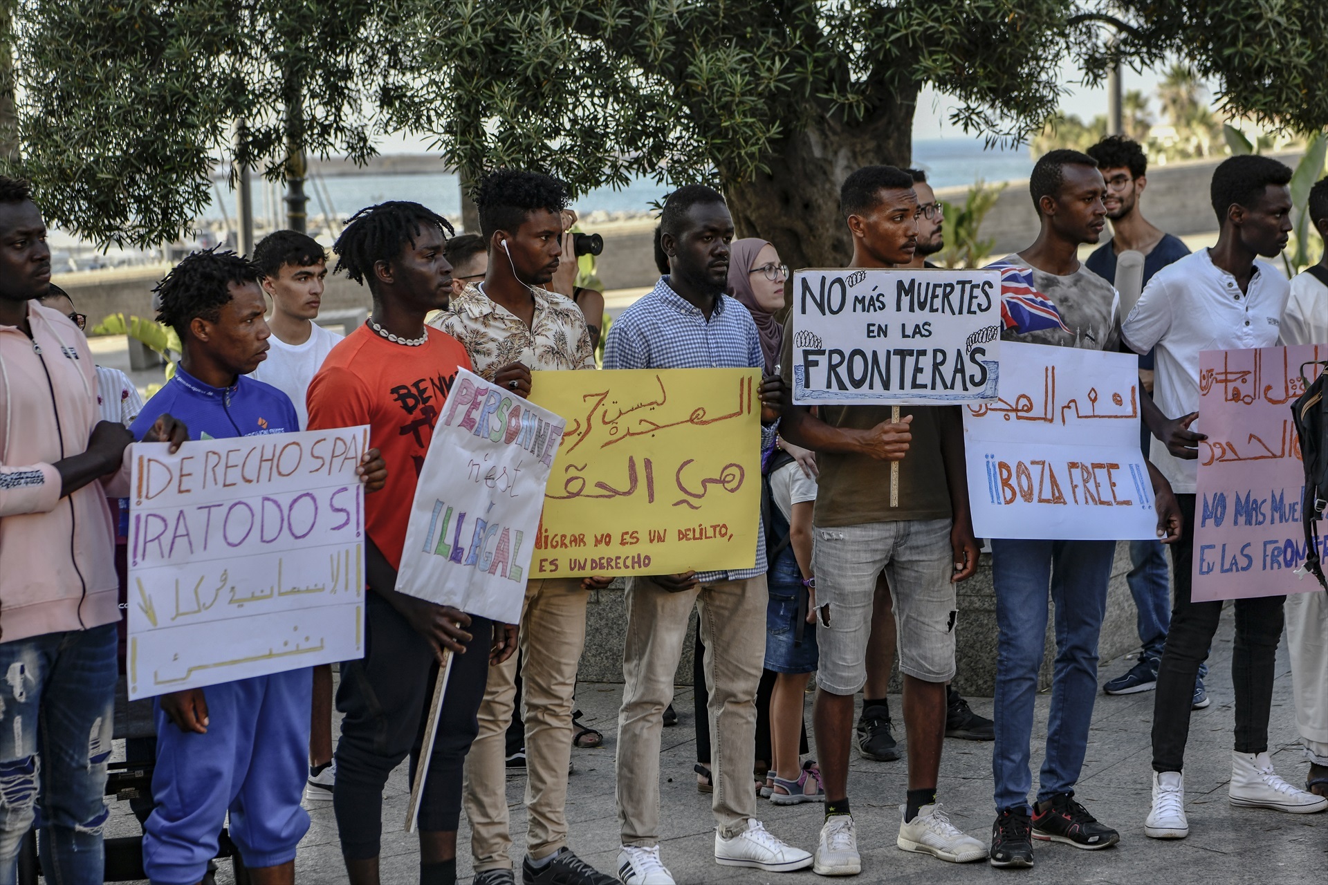 Varias personas durante una manifestación en Ceuta por los sucesos ocurridos a decenas de migrantes en Melilla el pasado 24 de junio, a 1 de julio de 2022, en Ceuta (España). Antonio Sempere / Europa Press