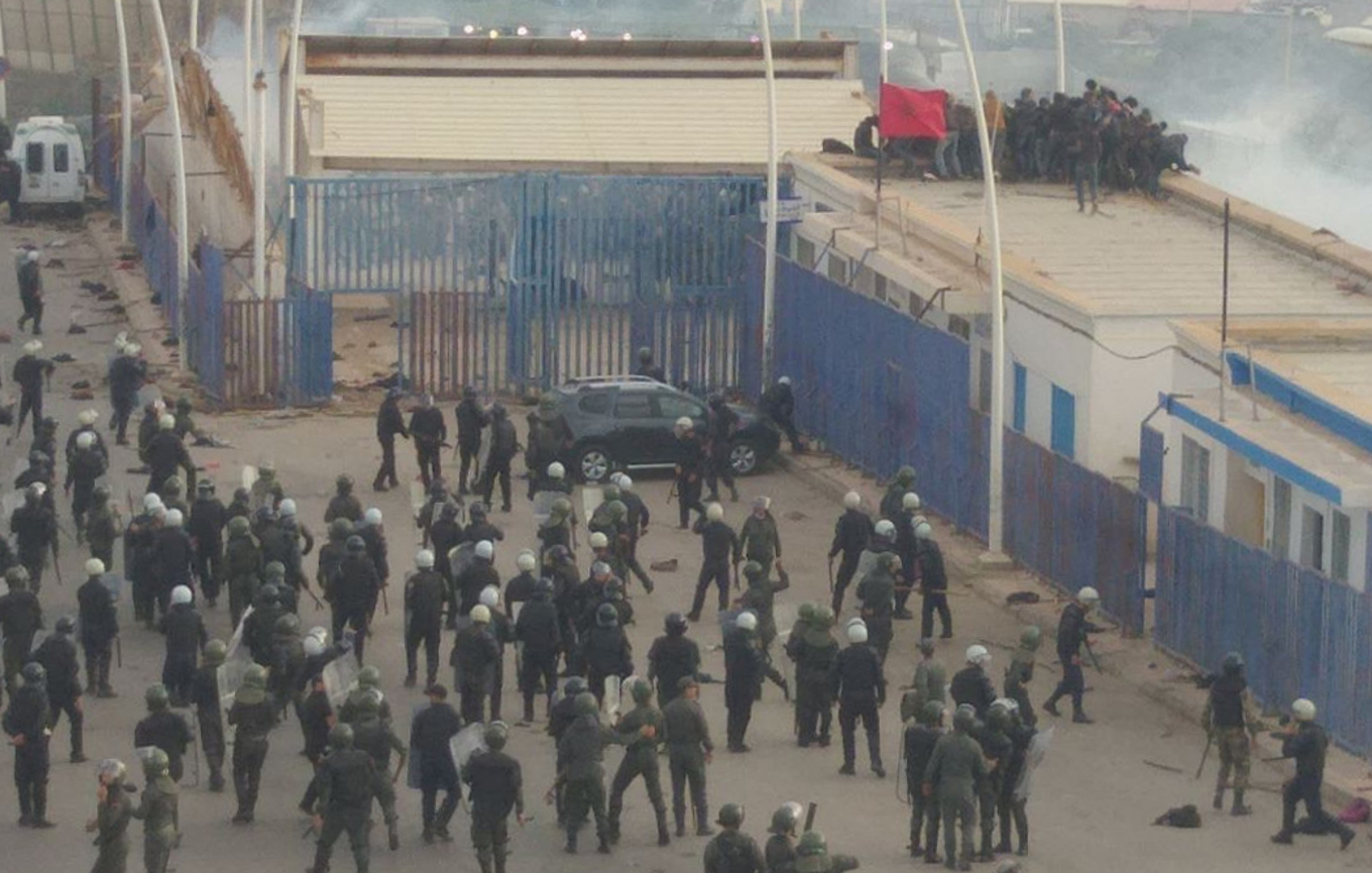 Policías desplegados junto a la valla que separa Nador y Melilla, tras el salto de cientos de emigrantes subsaharianos, el 24 de junio de 2022. EFE/ Stringer