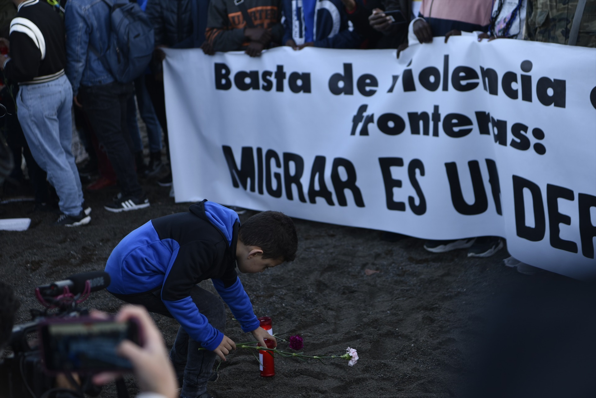 Varias personas protestan con pancartas en la décima Marcha de la Dignidad con el lema '¡Basta de violencia en las fronteras! ¡Migrar es un derecho!', en la playa del Tarajal, a 4 de febrero de 2023, en Ceuta, (España). Foto: Antonio Sempere / Europa Press