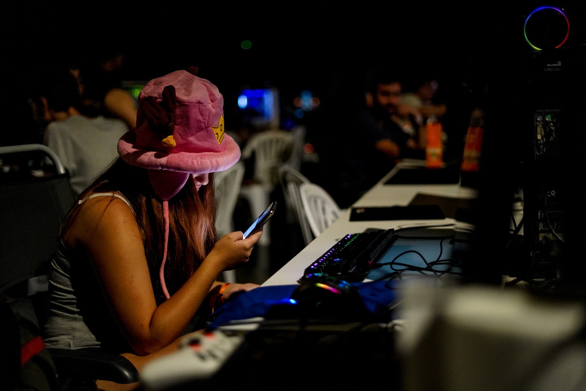 Una joven usa un teléfono móvil durante la inauguración del festival DreamHack Valencia 2023 (Foto de archivo). -EDUARDO MANZANA / Europa Press
