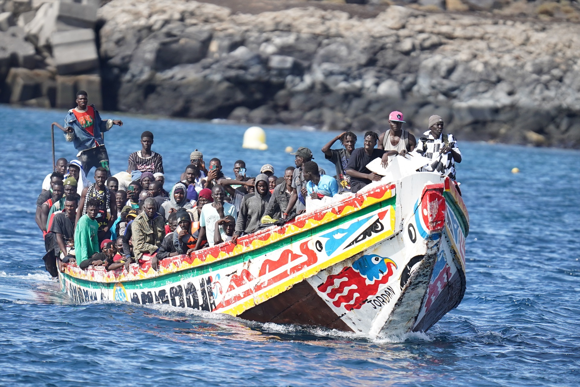 Migrantes subsaharianos llegando al Puerto de la Restinga, en la Isla de El Hierro,el 31 de octubre de 2023. - H.Bilbao / Europa Press