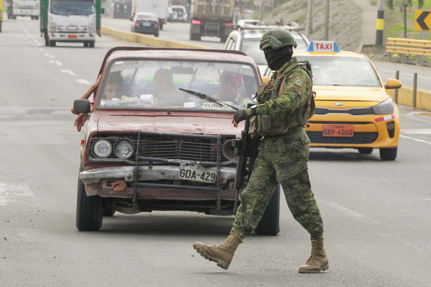 Un soldado del Batallón de Infantería de Guayaquil patrulla la salida de la ciudad al cantón de Daule, en Guayaquil (Ecuador).-EFE/ Carlos Durán Araújo