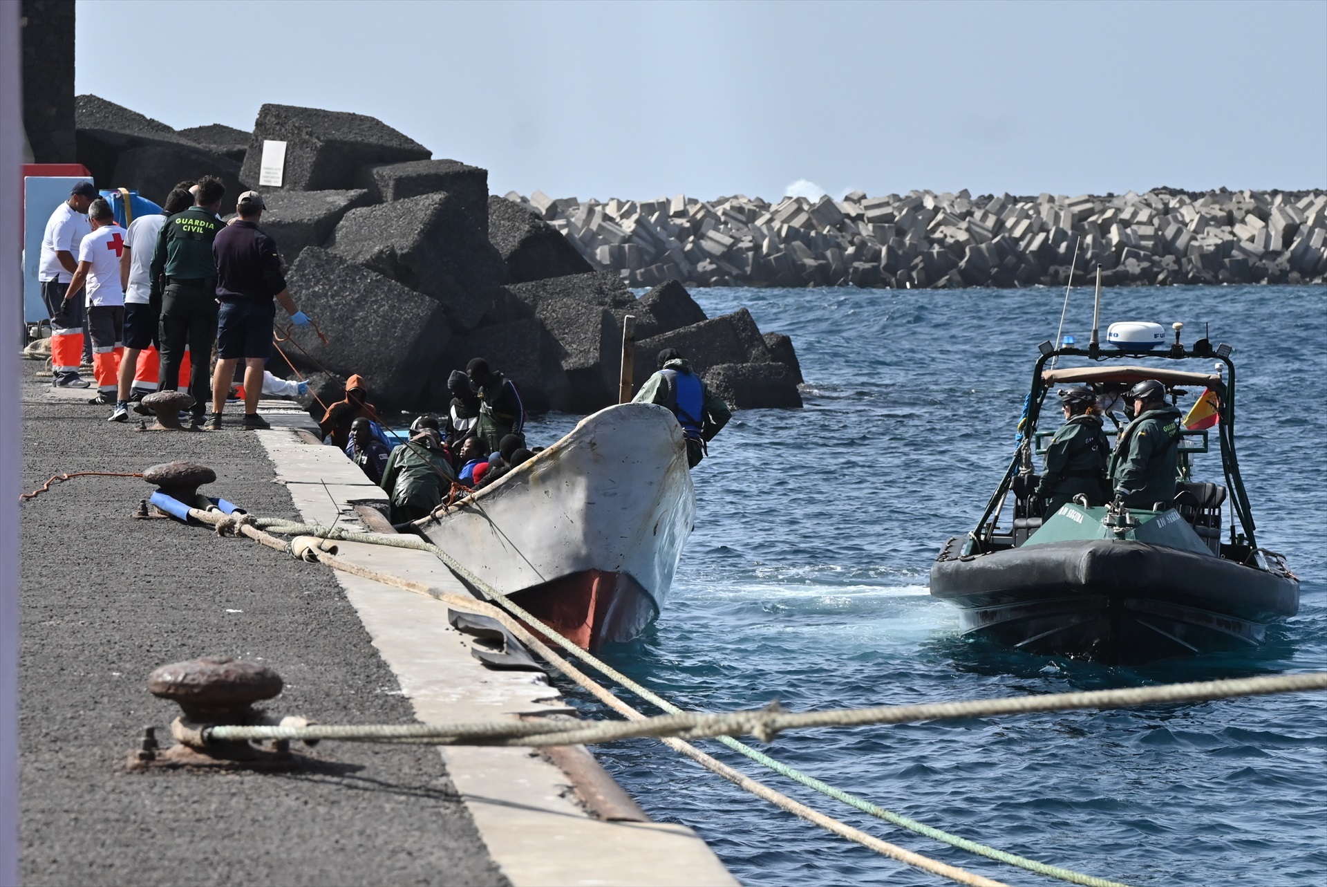 Un cayuco llega al puerto de La Restinga, a 26 de enero de 2024, en El Hierro, Santa Cruz de Tenerife, Tenerife, Canarias (España).-Europa Press Canarias