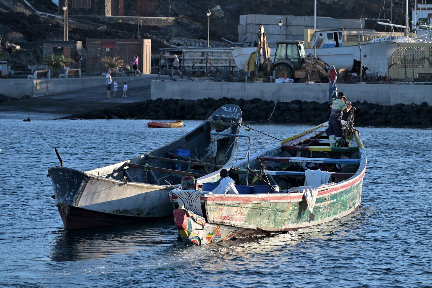 Dos cayucos a su llegada a la isla de El Hierro.- EFE/Gelmert Finol