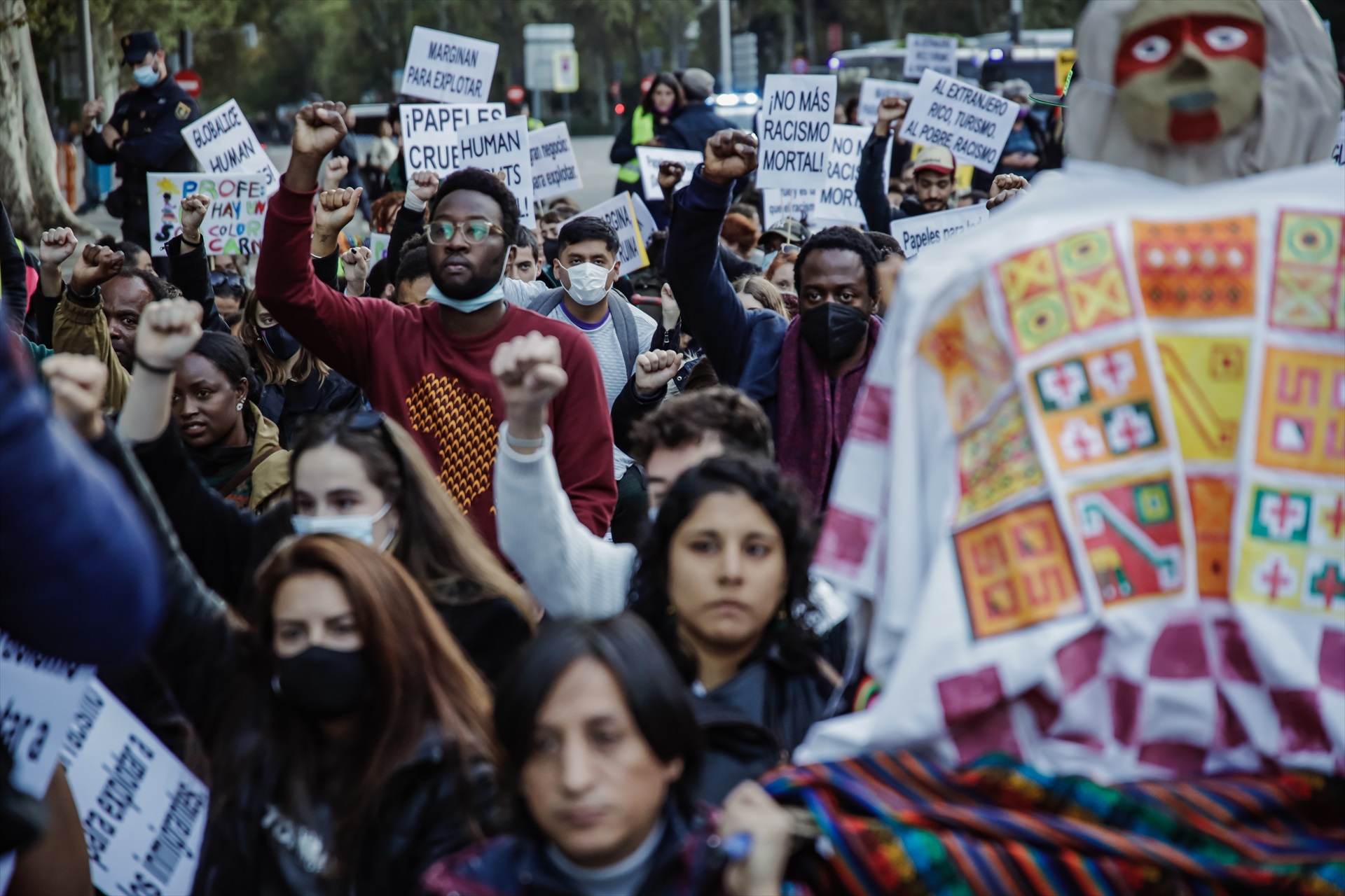 Un grupo de personas participa en una manifestación antirracista por la capital