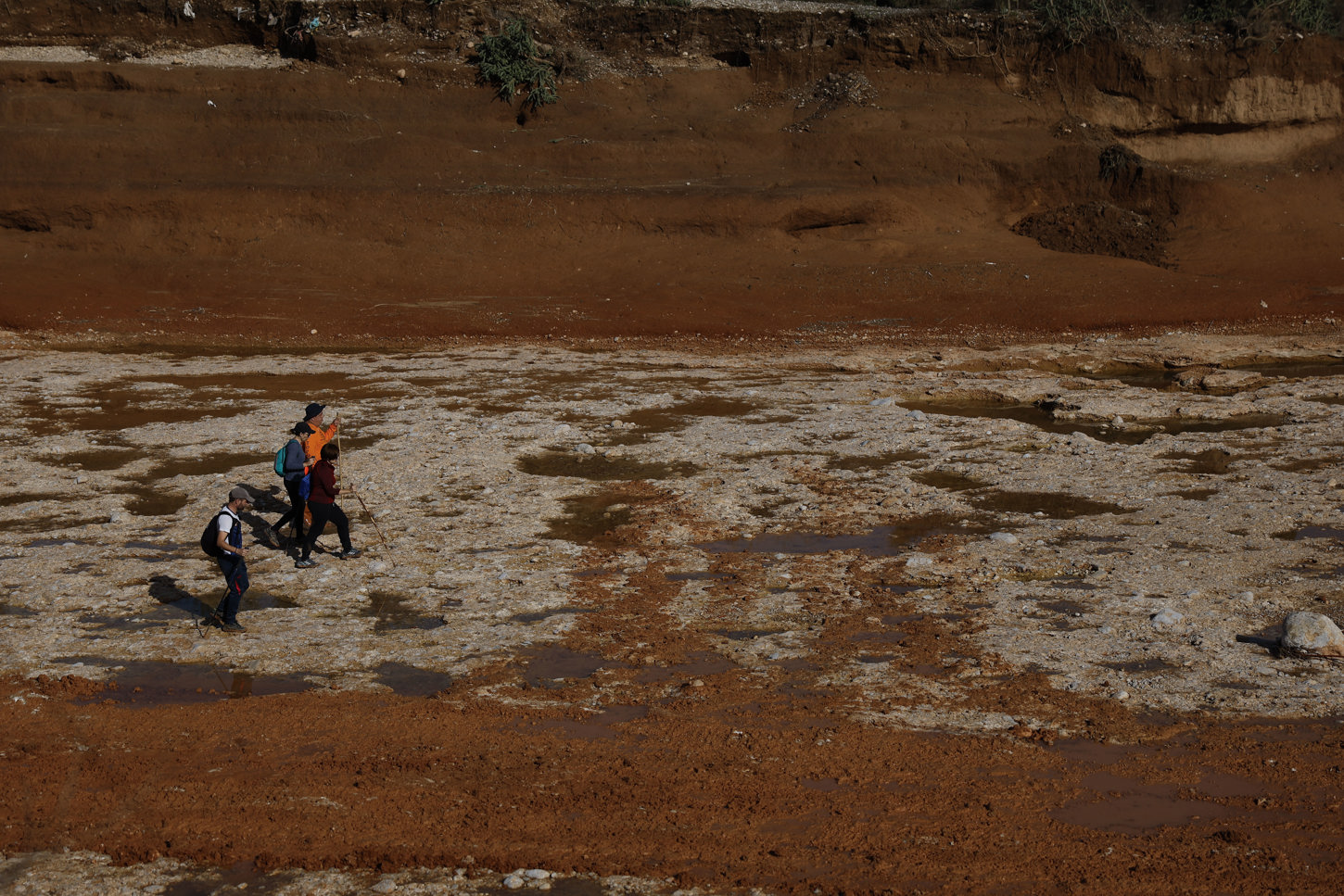 Voluntarios caminan por el barranco el Poyo a la altura de Loriguilla, Valencia, este domingo, mientras continúan las labores de limpieza en varios municipios de la región tras el paso de la dana que causó más de 200 muertos el pasado 29 de octubre. EFE/ Villar López