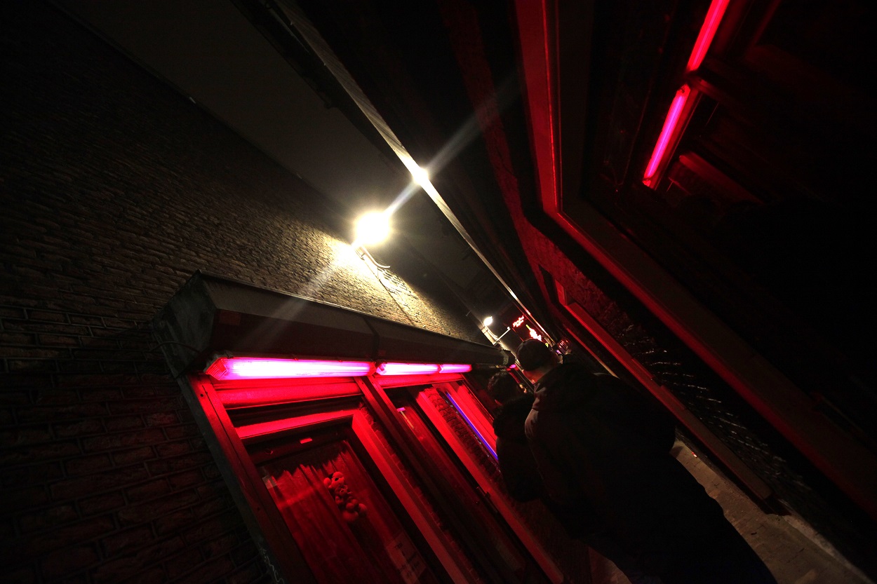Varios hombres por el Barrio Rojo de Amsterdam, la zona de prostíbulos de la ciudad holandesa. AFP/Anoek de Groot
