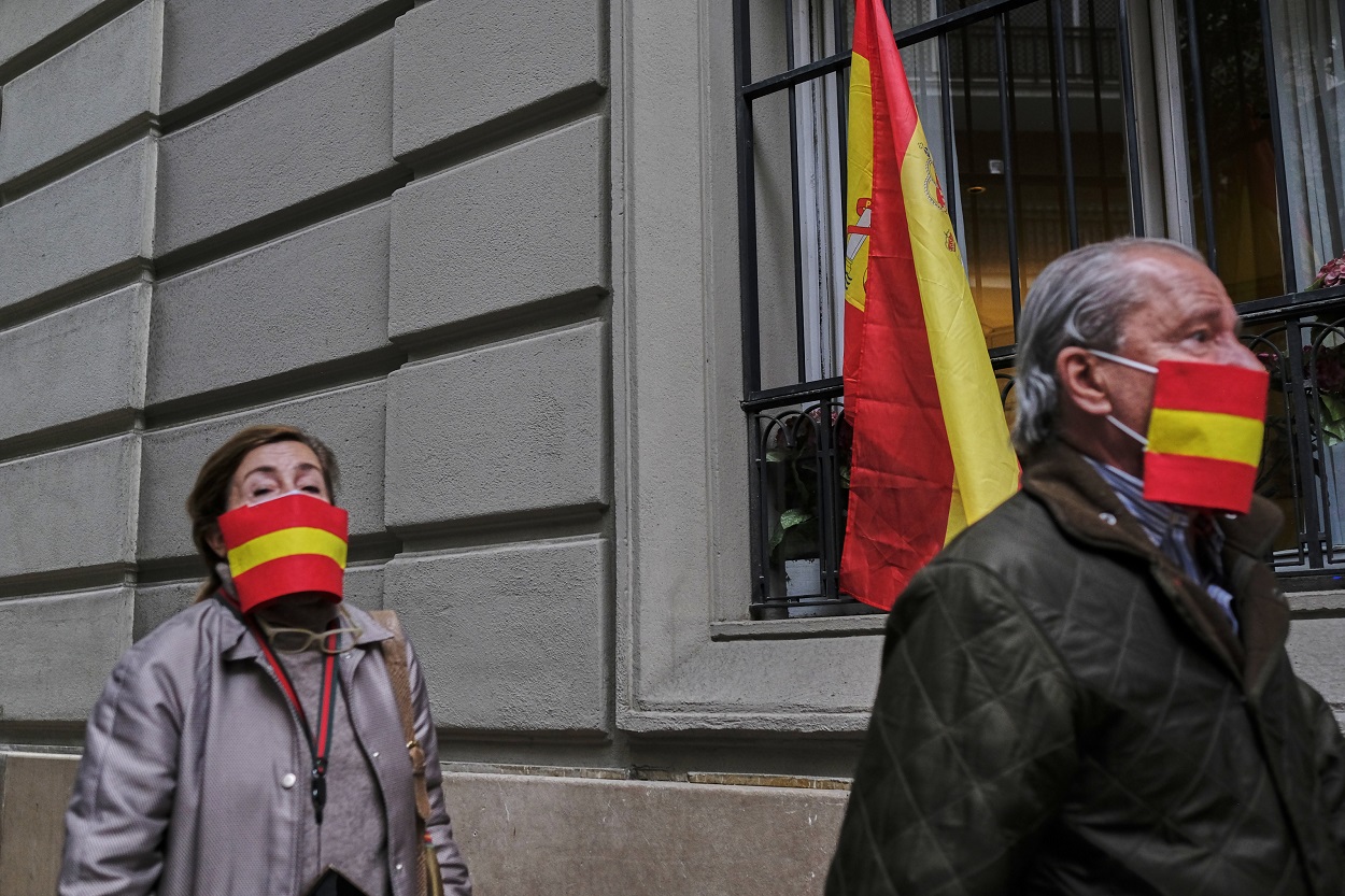 Una hombre y una mujer en la concentración de protesta contra el Gobierno de Pedro Sánchez en el barrio de Salamanca de Madrid. E.P./Jesús Hellín