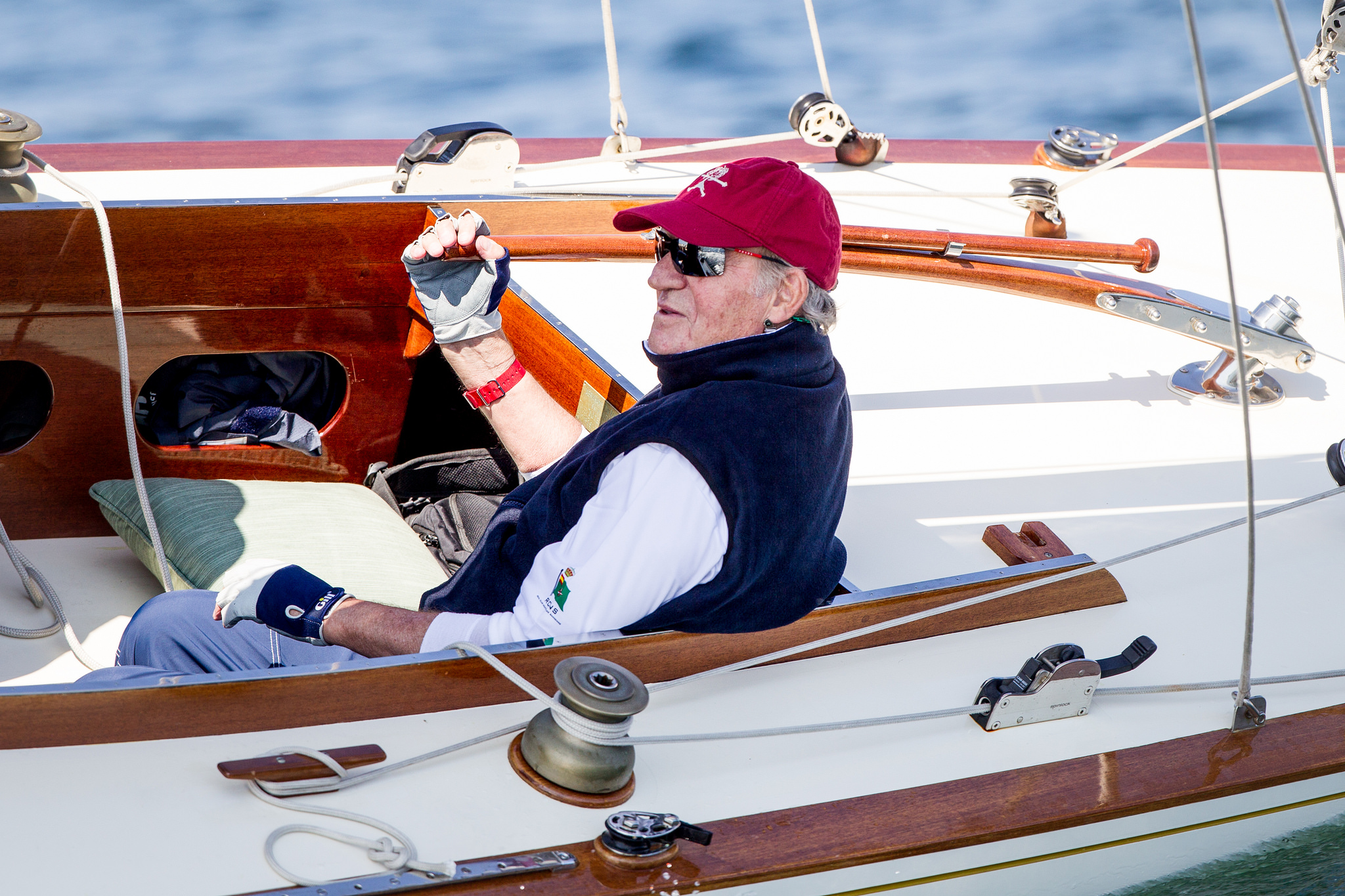 El rey emérito Juan Carlos I, a bordo de un barco de regatas. /EFE