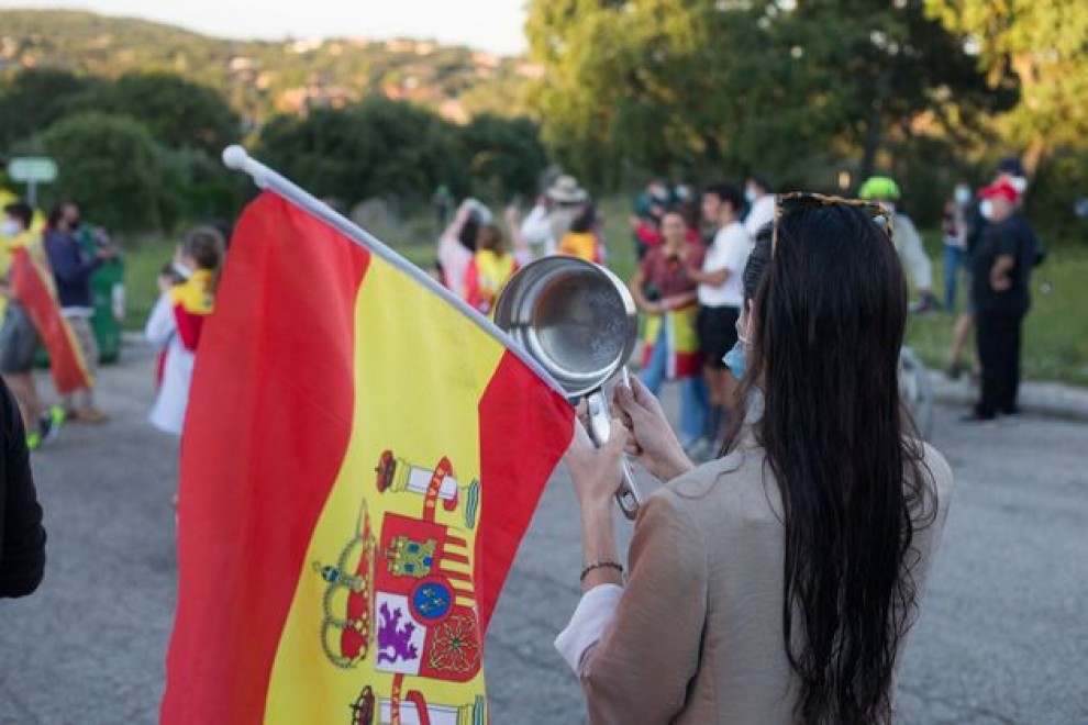 Una mujer protesta frente a la casa de Pablo Iglesias e Irene Montero.- EUROPA PRESS