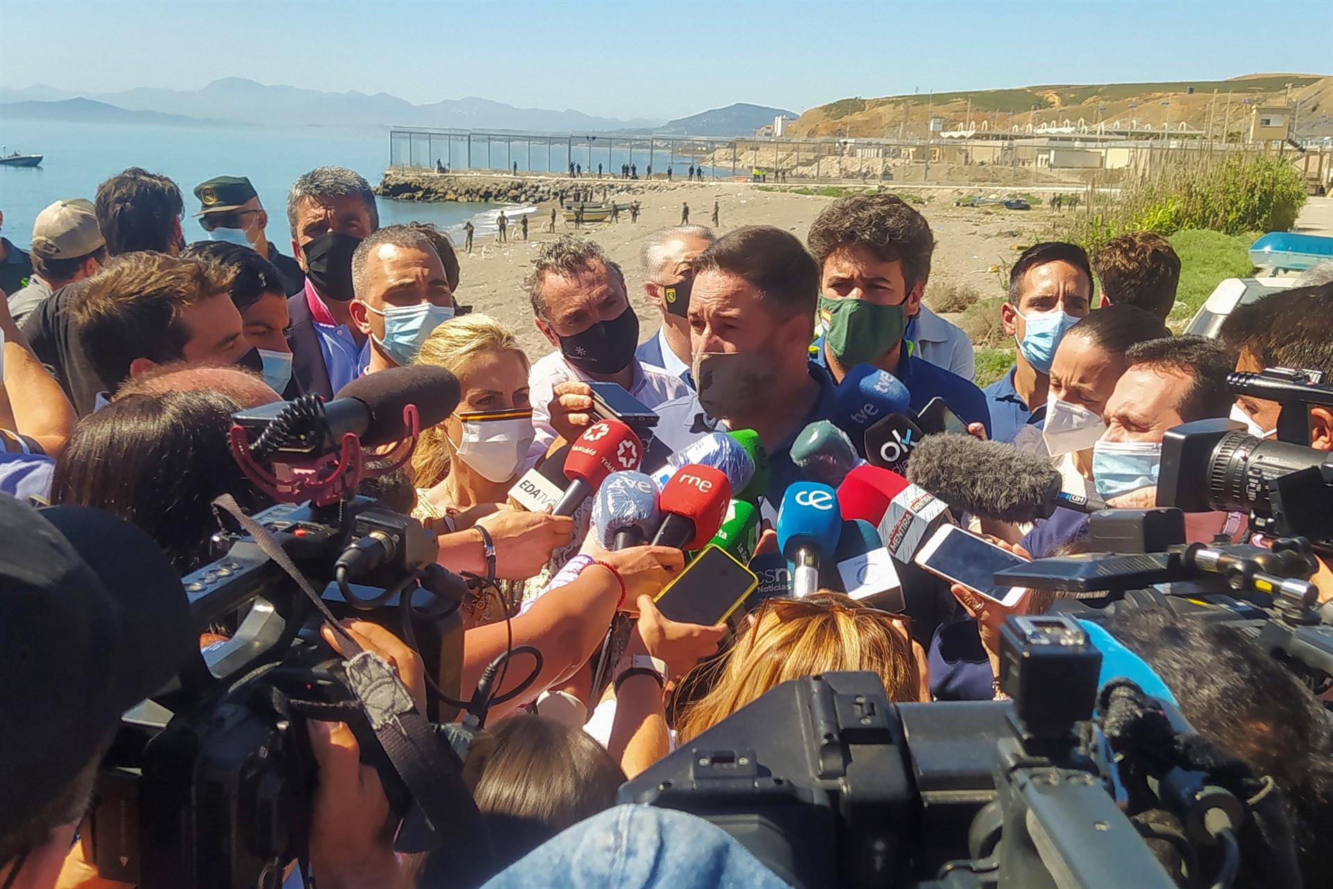 El líder de Vox, Santiago Abascal, atiende a los medios en Ceuta.- EFE
