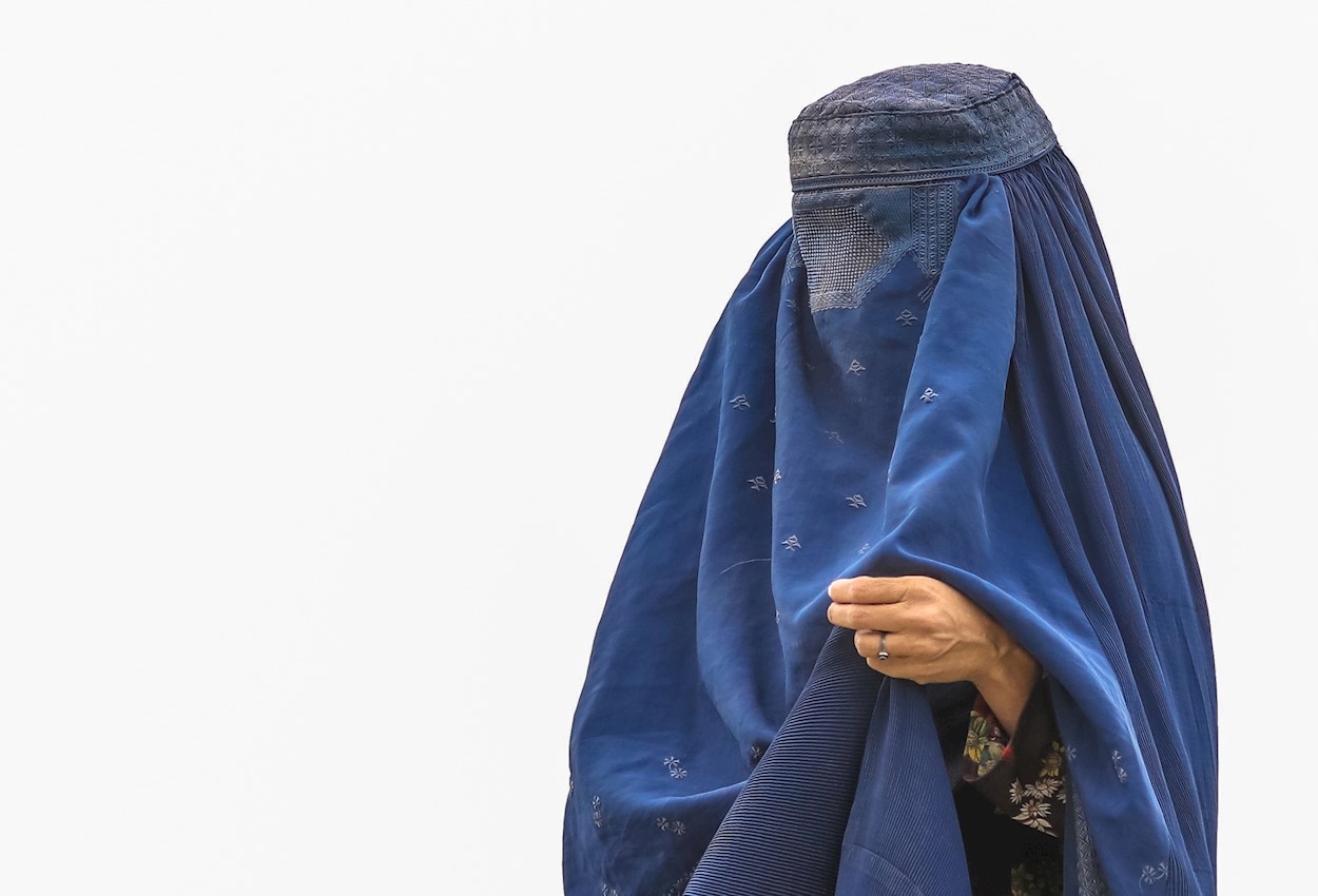 Una mujer con burka en Kabul (Afganistán). EFE/ Hedayatullah Amid